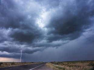 乌云笼罩下的空旷公路