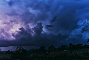 夜幕下的壮丽云海景观