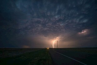 夜幕下的闪电奇观