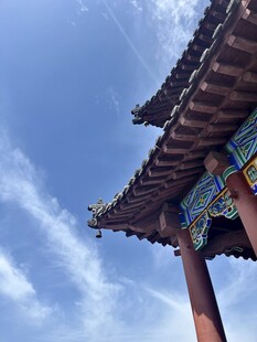 中式屋檐映蓝天