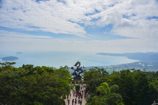 山顶俯瞰绿树碧海美景