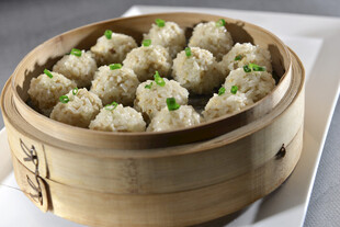 竹笼里的美味糯米肉丸