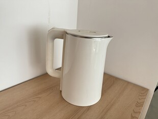 白色简约电热水壶置于角落