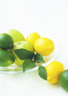 黄绿鲜果摆于盘边