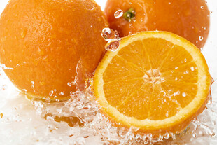 鲜橙入水溅起晶莹水花