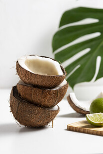 堆叠的新鲜椰子及配料