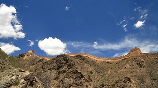 壮丽山景与蓝天