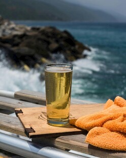 海边野餐啤酒与美味点心