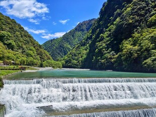 山间瀑布下的碧绿湖水