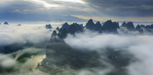 云雾缭绕的壮美山峦景观