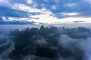 云海中的壮丽山峦景观