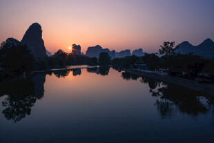 夕阳下的山水倒影美景