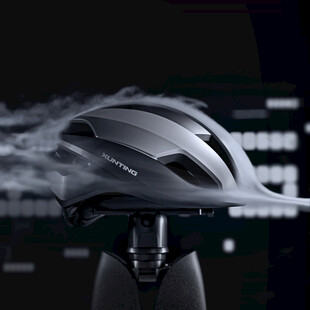 时尚炫酷自行车头盔展示