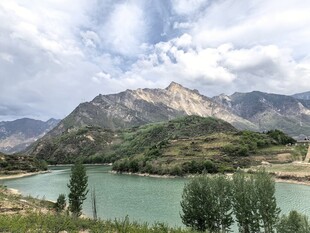 青山绿水间的秀丽湖景
