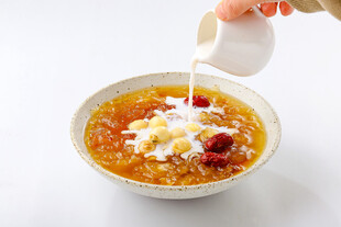 红枣牛奶炖阿胶