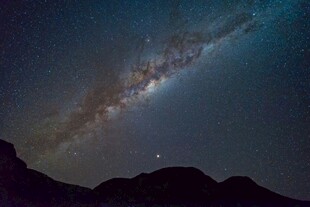 夜空下的壮丽星河与山峦