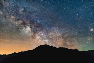 星空下的山峦壮丽美景