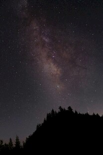 夜空下的山峦与璀璨星河