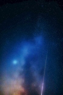 夜空中的流星与绚烂星云