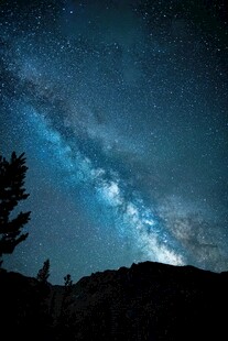 璀璨星空下的静谧山林