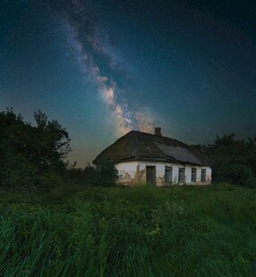 星空下的静谧乡村小屋