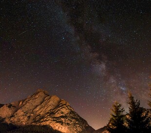 夜空下的山峦与璀璨星河