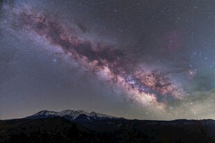 壮丽星空下的巍峨山脉