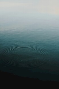 平静海面的广阔景象