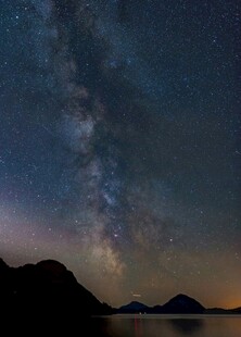 星空下的山水夜景