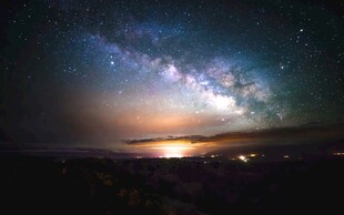 璀璨星空下的壮丽夜景