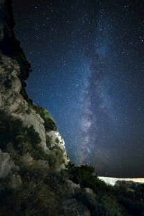 夜空下的山景与璀璨星河