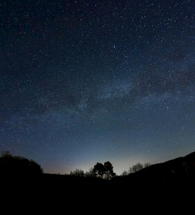 夜空下的山峦与璀璨星河
