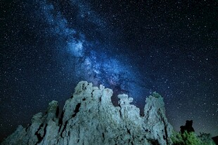 星空下的嶙峋岩石