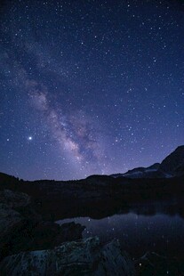 山间湖畔璀璨星空夜景