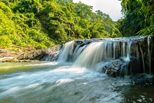 山间瀑布溪流自然美景