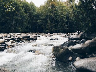 山间湍急溪流与嶙峋怪石