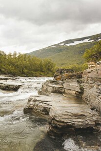 山间溪流旁的层叠岩石