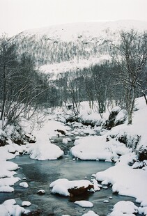 冬日雪覆溪流山林美景