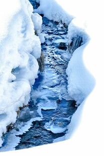 冬日溪流覆冰雪景象