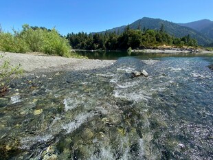 清澈溪流与远山美景