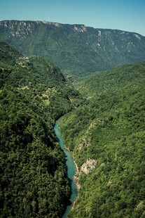 青山间蜿蜒的碧绿河流