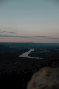俯瞰蜿蜒河流的黄昏景致