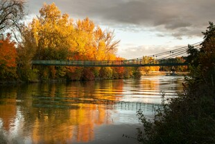 秋日河畔桥梁美丽景致