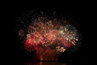 夜空中绚烂的烟花绽放