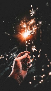 手持烟花绽放瞬间