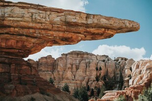 壮丽悬空岩石景观