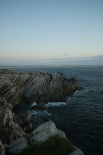 海边嶙峋岩石壮丽景致