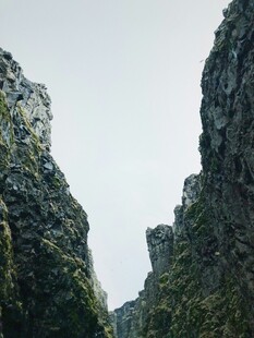 奇峰耸立绿意盎然的峡谷