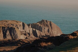 海边嶙峋岩石景观
