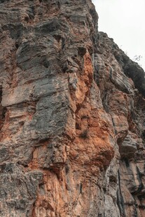 陡峭嶙峋的岩石山壁